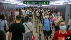 中國疫情擴散局勢下的北京市民早高峰乘地鐵上班。 （2021年8月4日）