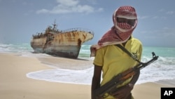 Un pirate somalien se tient prêt d'un bateau amarré sur une île taïwanaise, le 23 septembre 2012.