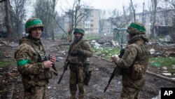 Soldados ucranianos conversan en Bájmut, en la región de Donetsk, el 12 de abril de 2023.