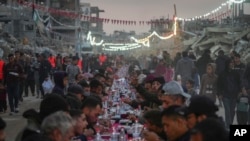 Palestinci iftare u Rafahu, Gaza.