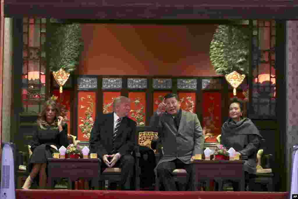 美国总统川普(中左)和第一夫人梅拉尼亚(左)与中国国家主席习近平(中右)与夫人彭丽媛(右)在北京故宫观看京剧。 (2017年11月8日)