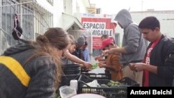 Varios inmigrantes viven en el refugio "El Buen Samaritano" de Ciudad Juárez mientras esperan su cita con las autoridades de inmigración de Estados Unidos. [Foto: Antoni Belchi / VOA]