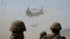 Helikopter AS CH-47 Chinook sedang membawa howitzer M777 dalam latihan militer bersama antara Korea Selatan dan Amerika Serikat di Kompleks Rodriguez Live Fire Complex di Pocheon, Korea Selatan, 19 Maret 2023. (Foto: Ahn Young-joon/AP Photo)