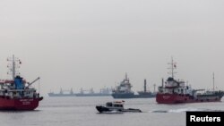 執行黑海穀物倡議的商船正在黑海等待穿越博斯普魯斯海峽。（2022年10月31日）