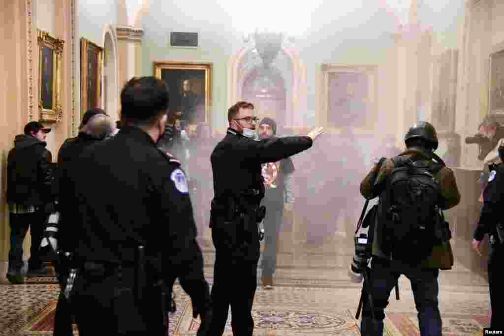 Los partidarios del presidente Donald Trump encendieron un extintor de incendios después de violar las defensas de seguridad.