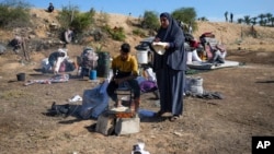 Palestinos desplazados llegan al centro de Gaza después de huir de la ciudad de Rafah, en el sur de Gaza, en Deir al Balah, Franja de Gaza, el miércoles 7 de mayo de 2024. (Foto AP/Abdel Kareem Hana)