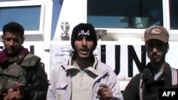Foto yang diunggah di YouTube tertanggal 6 Maret 2013 ini menunjukkan tiga orang anggota laskar bersenjata terkait oposisi Suriah, berpose di depan kendaraan Pasukan Perdamaian PBB (UNDOF) di dataran tinggi Golan, antara Suriah dan Israel. (AFP/YouTube). Sebanyak 21 orang anggota pasukan perdamaian PBB dari Filipina dilaporkan ditahan oleh laskar bersenjata ini, Rabu (6/3).