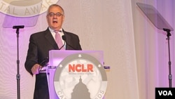 Según el grupo, conocido por su sigla en inglés NCLR, el demócrata Barney Frank ha sido un firme promotor de una reforma migratoria.