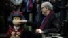 El dibujante Quino toca una escultura de su personaje cómico Mafalda durante la ceremonia de inauguración de un parque de San Francisco, en Oviedo. [Foto: Archivo].