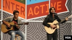 Juanes, a la derecha, junto a Juan Pablo Daza durante una de sus presentaciones en el festival de SXSW, en Austin, Texas.