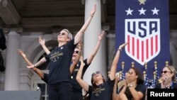 10 de julio de 2019; Nueva York, Nueva York; La delantera del equipo nacional de fútbol femenino de EE. UU., Megan Rapinoe (15), posa con sus compañeras de equipo en el ayuntamiento de la ciudad de Nueva York. Brad Penner-USA TODAY Sports