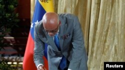Jorge Rodríguez, presidente del Parlamento de mayoría oficialista de Venezuela durante la firma de un documento con propuesta de calendario electoral que presentarán ante el Poder Electoral. 