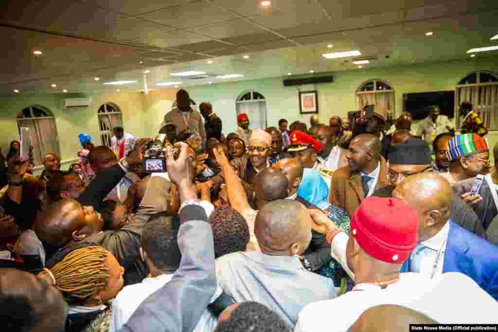 Shugaba Muhammadu Buhari yana bude Cibiyar Ayyukan Shige da Ficen Baki ta Najeriya tare da karamar jakadiya Mrs Uche Ajulu-Okeke da mai rikon mukamin babban jakadan Najeriya a Afirka ta Kudu, Mr. Martins Cobham a lokacin da ya gana da al'ummar Najeriya a karamin ofishin jakadancin Najeriya na Johannesburg a Afirka ta Kudu.