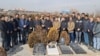 Təbrizdə bir qrup milli fəal Əziz Purvəlinin məzarını ziyarət edib (Foto: Təbriz Səsi Telegram kanalı)