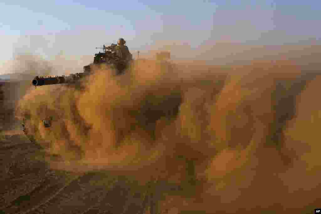 Tentara Israel menempatkan tank di Golan Heights, dekat perbatasan dengan Suriah.