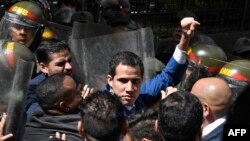 El presidente encargado de Venezuela, Juan Guaidó, y otros diputados venezolanos no pudieron entrar el domingo a la sede de la Asamblea Nacional de Venezuela. Un operativo de la Guardia Nacional oficialista les impidió el acceso.