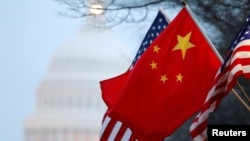 美中国旗在华盛顿街头飘扬，背景是美国国会大厦。（资料照片）