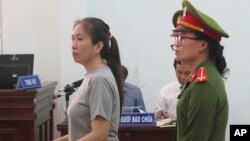 越南知名博主阮玉如琼6月29日在越南庆和省受审