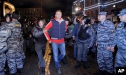 Policija privodi Navalnog u Moskvi u maju 2012. (Foto: AP Photo/Sergey Ponomarev)
