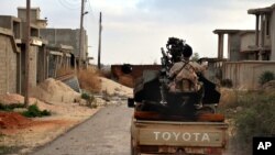 Un soldat des forces armés se prepare pour des affrontements à Benghazi, Libye, le 7 mars 2016.