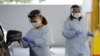 Arhiva: Medincinske sestre na lokaciji za brzo testiranje na kovid-19 u zdravstvenom centru Univerziteta Vašington (FOTO AP/Ted S. Warren)
