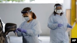 Arhiva: Medincinske sestre na lokaciji za brzo testiranje na kovid-19 u zdravstvenom centru Univerziteta Vašington (FOTO AP/Ted S. Warren)
