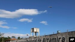 Helikopter polisi terbang di atas penjara di Altamira, negara bagian Para, Brazil, 29 Juli 2019.