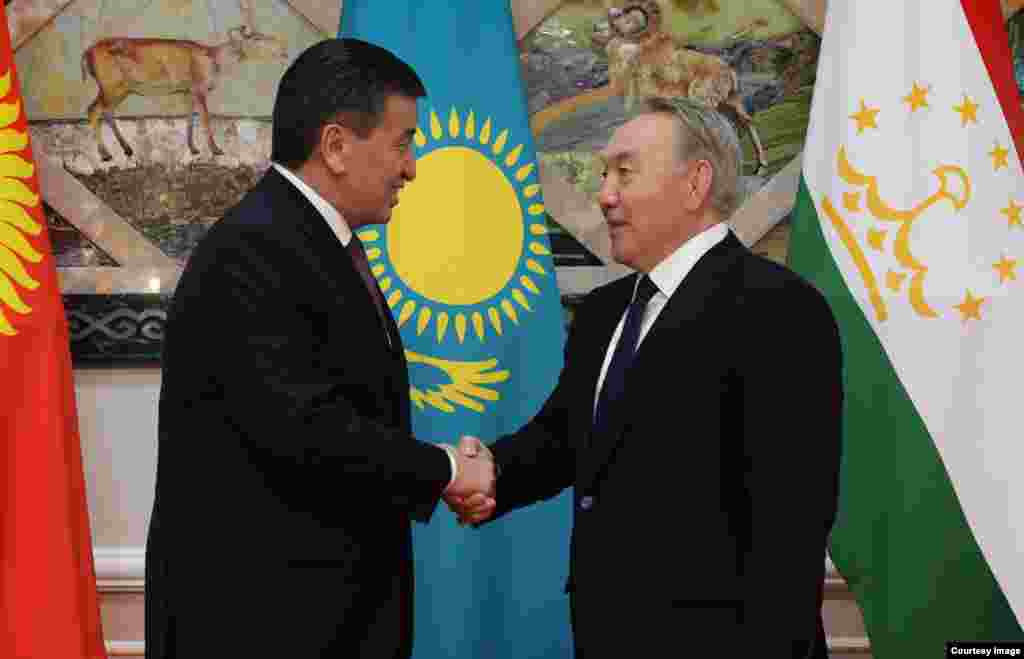 Qozog'iston rahbari Nursulton Nazarboyev Qirg'iziston rahbari Sooronboy Jeenbekov bilan