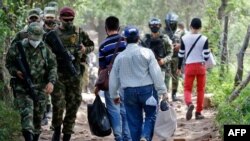 Miembros de las Fuerzas de Seguridad colombianas montan guardia en las 'trochas', senderos ilegales en la frontera entre Colombia y Venezuela, cerca del Puente Internacional Simón Bolívar en Cúcuta, Colombia, el 17 de octubre de 2020. 