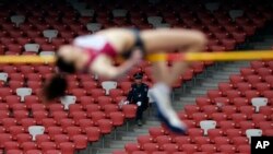 Archives - un athlète russe fait une tentative au saut en hauteur dames pendant le championnat du monde de l'IAAF au Stade National de Chine à Pékin, mercredi 21 mai 2014.