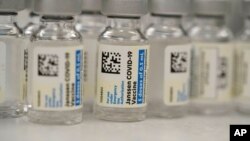 Frascos de la vacuna Johnson & Johnson COVID-19 se observan en la farmacia del Hospital Nacional Judío para su distribución, el 6 de marzo de 2021, en el este de Denver, Colorado.