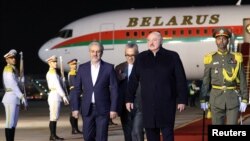 الکساندر لوکاشنکو، رئیس جمهوری بلاروس، و سید رضا فاطمی امین، وزیر صنعت، معدن و تجارت جمهوری اسلامی ایران، در مراسم استقبال از لوکاشنکو در تهران ۲۱ اسفند ۱۴۰۱ (عکس از رویترز)