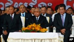 ពីឆ្វេង៖ លោក ហេង សំរិន ប្រធាន​កិតិ្តយស​គណបក្ស​ប្រជាជន​កម្ពុជា លោក ជា ស៊ីម ប្រធាន​ព្រឹទ្ធសភា​កម្ពុជា និង​លោក ហ៊ុន សែន នាយក​រដ្ឋមន្រ្តី​កម្ពុជា ចូលរួម​នៅ​ក្នុង​ពិធី​បុណ្យ ៧មករា ឆ្នាំ២០១៤។