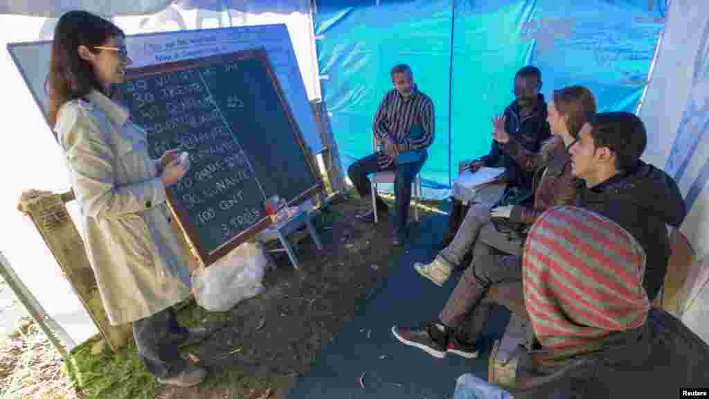 'Yan Ci Ranin Da Ke Kwarara Zuwa Turai Sun Tsallaka Wani Wurin Shakatawa Dake Brussels, Satumba 14, 2015 
