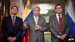 El nuevo canciller venezolano, Carlos Rafael Faría Tortosa (izq), cuando fungía como embajador de Venezuela ante Rusia, durante una conferencia de prensa en Moscú junto a los ministros de agricultura, Wilmar Castro, y Finanzas, Simón Zerpa, el 15 de noviembre de 2017.