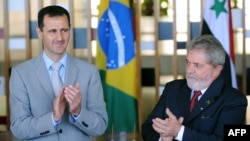 ARCHIVO- El presidente sirio, Bashar al-Assad (izq.), y su homólogo brasileño, Luiz Inácio Lula Da Silva, posan para una fotografía durante una reunión en el Palacio de Itamaraty en Brasilia, el 30 de junio de 2010.