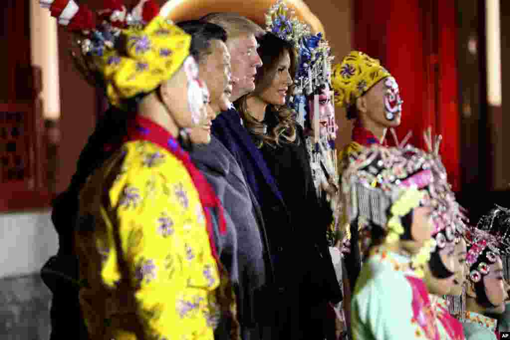 美国的唐纳德·川普总统和第一夫人梅拉尼亚，中国国家主席习近平和夫人彭丽媛在北京紫禁城观赏京剧，和演员合影（2017年11月8日）。