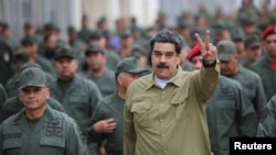 El presidente en disputa de Venezuela, Nicolás Maduro, hace un gesto durante una reunión con soldados en una base militar en Caracas, Venezuela. 