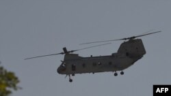 Un helicóptero militar estadounidense sobrevuela cerca de la embajada de Estados Unidos en Kabul, Afganistán, el 15 de agosto de 2021.