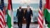 Menteri Luar Negeri AS Antony Blinken (kanan) dan Menteri Luar Negeri Yordania Ayman Safadi (kiri) tiba untuk konferensi pers menjelang pertemuan di Departemen Luar Negeri AS di Washington, 10 Mei 2021.