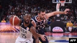 Kemba Walker, à gauche, USA contre Grèce, Shenzhen, Chine, le 7 septembre 2019.