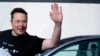 ARCHIVO - El director ejecutivo de Tesla, Elon Musk, saluda al salir de la Gigafábrica de automóviles eléctricos de Tesla después de una visita a Gruenheide, cerca de Berlín, Alemania, el 13 de marzo de 2024.