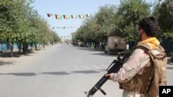 Les talibans ont revendiqué l'attaque, menée selon leur porte-parole Zabihullah Mujahid par un kamikaze et un commando.