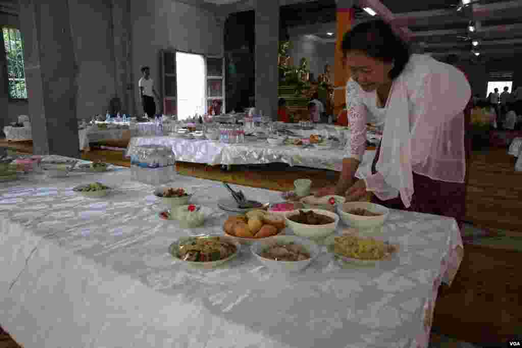 ពលរដ្ឋម្នាក់កំពុងរៀបចំចង្ហាន់សម្រាប់ព្រះសង្ឃក្នុងថ្ងៃបិណ្ឌទី១៣ នៃពិធីបុណ្យភ្ជុំបិណ្ឌនៅរាជធានីភ្នំពេញ នៅថ្ងៃទី២៦ ខែកញ្ញា ឆ្នាំ២០១៩។ (កាន់ វិច្ឆិកា/VOA)