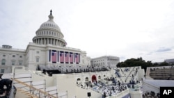 Se ultiman los preparativos antes de un ensayo para la ceremonia de investidura del presidente electo Joe Biden en Washington DC, el 18 de enero de 2021.