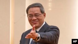 ARCHIVO - El primer ministro chino, Li Qiang, asiste a una reunión con el presidente del Banco Asiático de Desarrollo (BAD), Masatsugu Asakawa, sin ser visto, en el Gran Salón del Pueblo de Beijing, el 11 de julio de 2023.