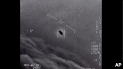 Imagen de un video de 2015 denominado Gimbal, que fue proporcionada por el Departamento de Defensa, en la que se ve un objeto inexplicado en el centro mientras vuelta alto entre las nubes.