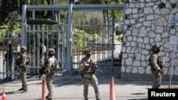 Soldados canadienses hacen guardia junto a la embajada de Canadá mientras la violencia se propaga y las bandas armadas amplían su control sobre la capital, en Puerto Príncipe, Haití, el 29 de marzo de 2024. Haití vive un clima de extrema violencia desde hace dos años.
