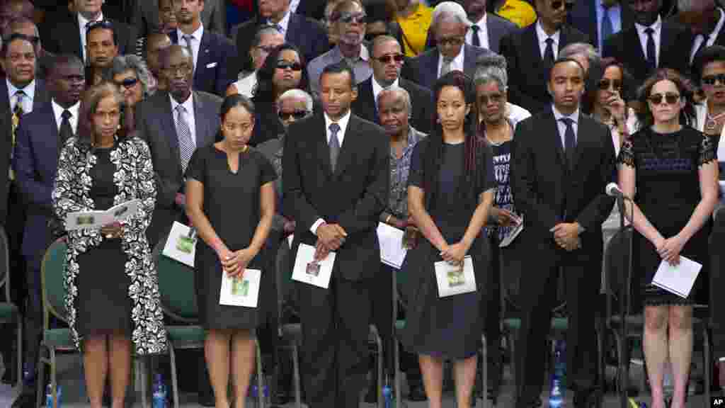La famille de l'ancien président Elisabeth Debrosse Préval, Dominique Préval Georges; Alex Georges; Patricia Preval; Karl Delatour et Kosta Delatour, lors des funérailles de l'ancien président à Port-au-Prince, Haïti, le 11 mars 2017.