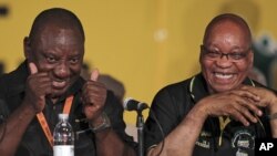 Re-eleito presidente do Congresso Nacional Africano,Jacob Zuma (à direita) e o recém-nomeado vice-presidente Cyril Ramaphosa